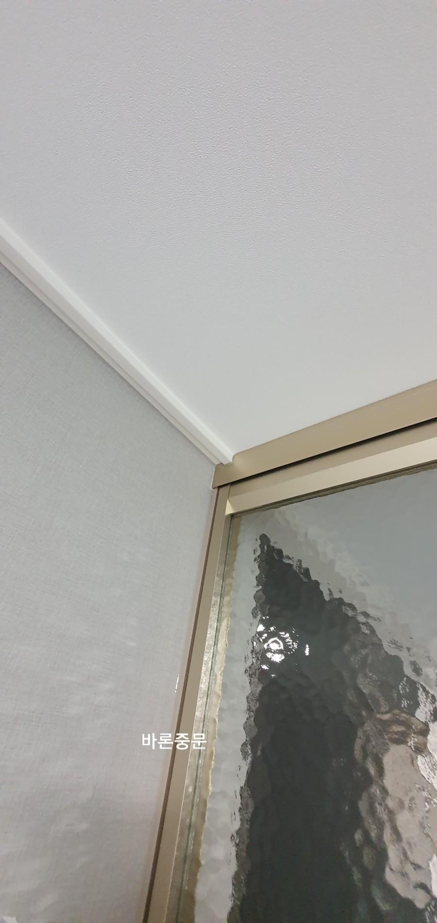 유리문 상단과 천장이 만나는 지점의 모습