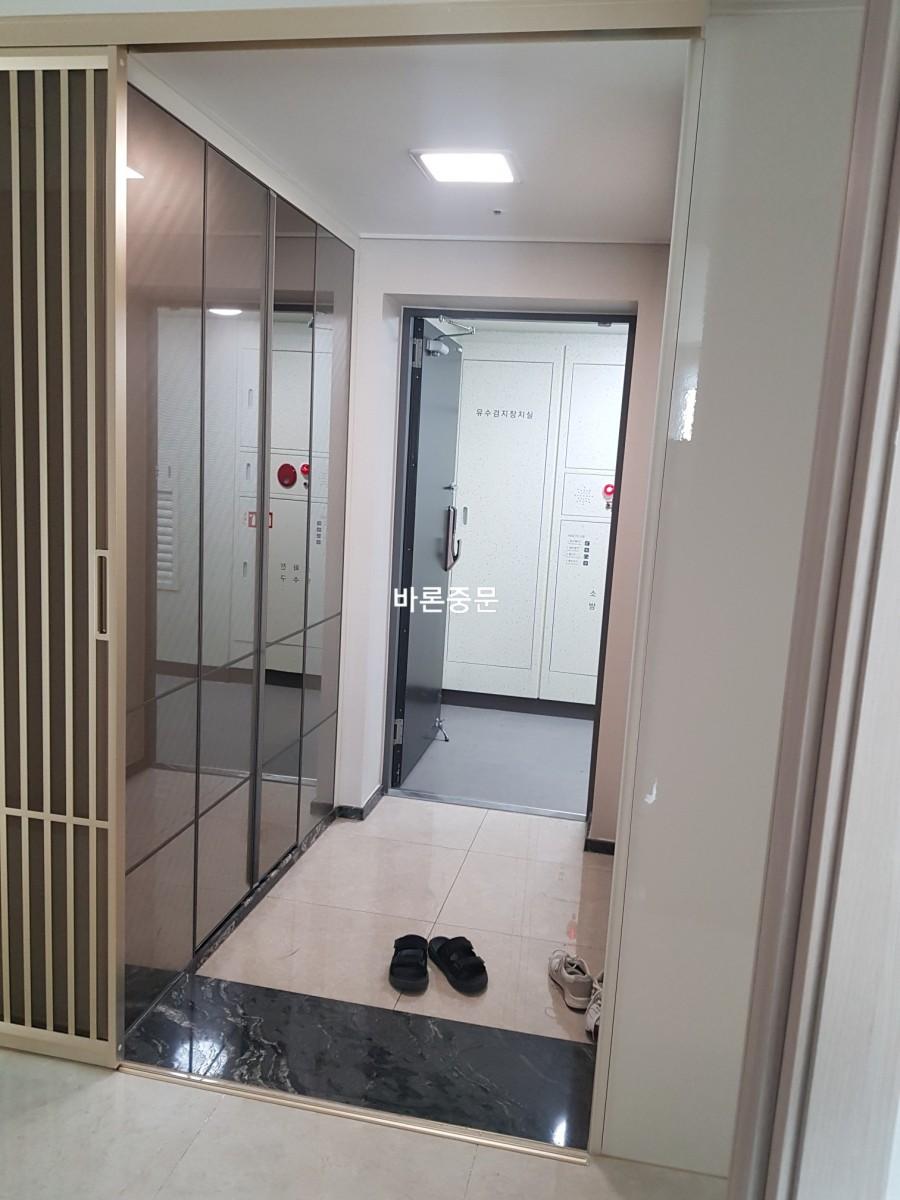 설치가 완료되어 형태를 갖춘 슬라이딩 도어