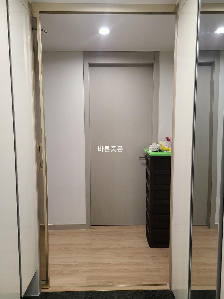 복도 가구 배치와 중문 설치 위치를 확인하는 모습