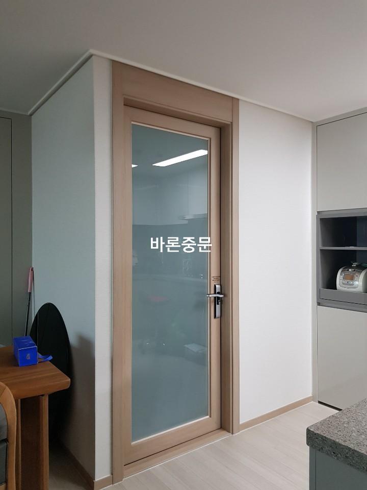 내부로 열리는 구조의 기존 여닫이 도어 디테일