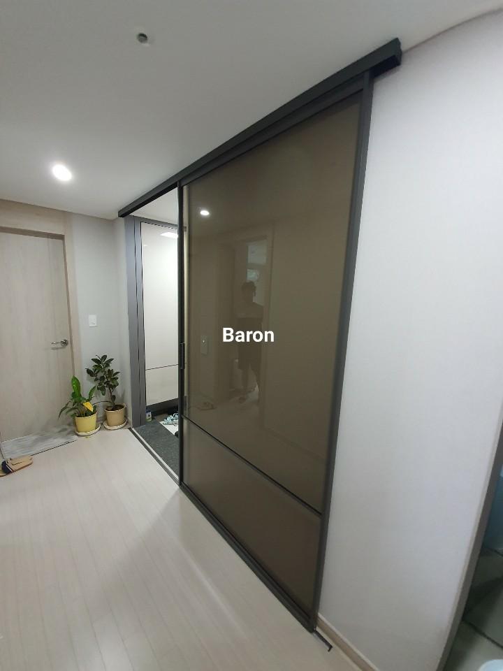 블랙 프레임의 슬라이딩 도어가 설치된 모습