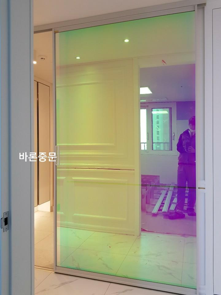 슬라이딩 도어의 레일 및 겹침 구조 근접샷