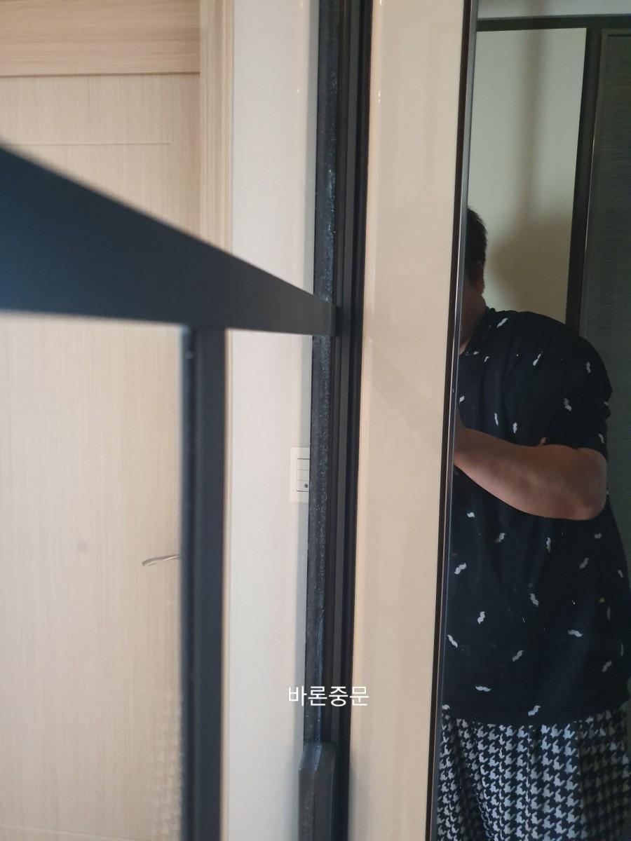베란다 문과 인테리어 문이 보이는 실내 공간의 전경