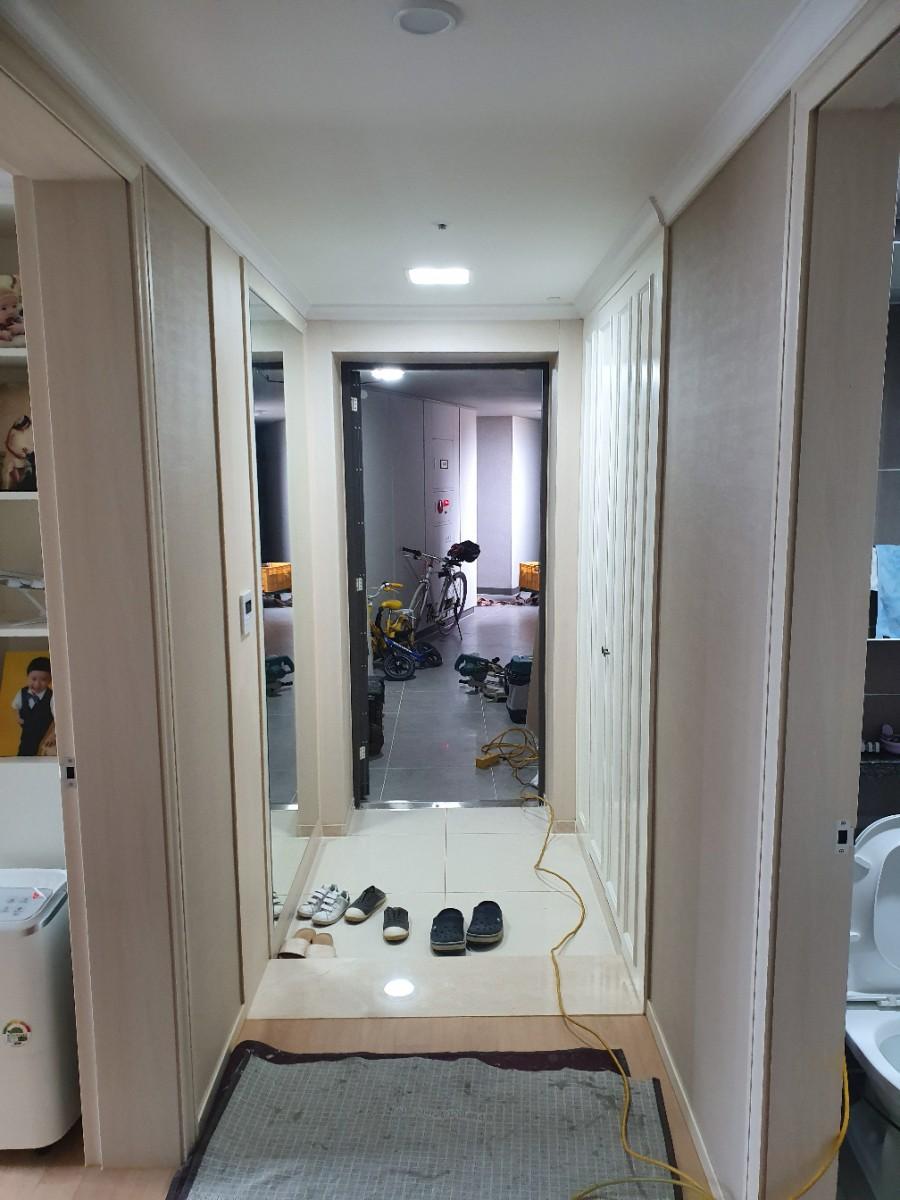 블랙 프레임과 브론즈 유리가 적용된 도어의 마감 상태