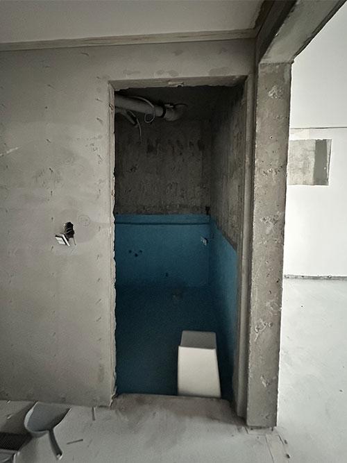 파란색 벽면과 흰색 구조물이 있는 욕실 내부