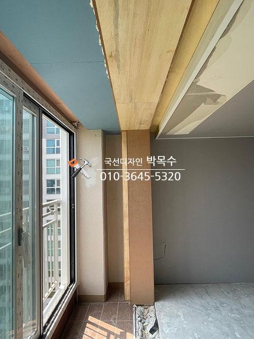 우물천장 평탄화를 위한 석고보드 메움 작업