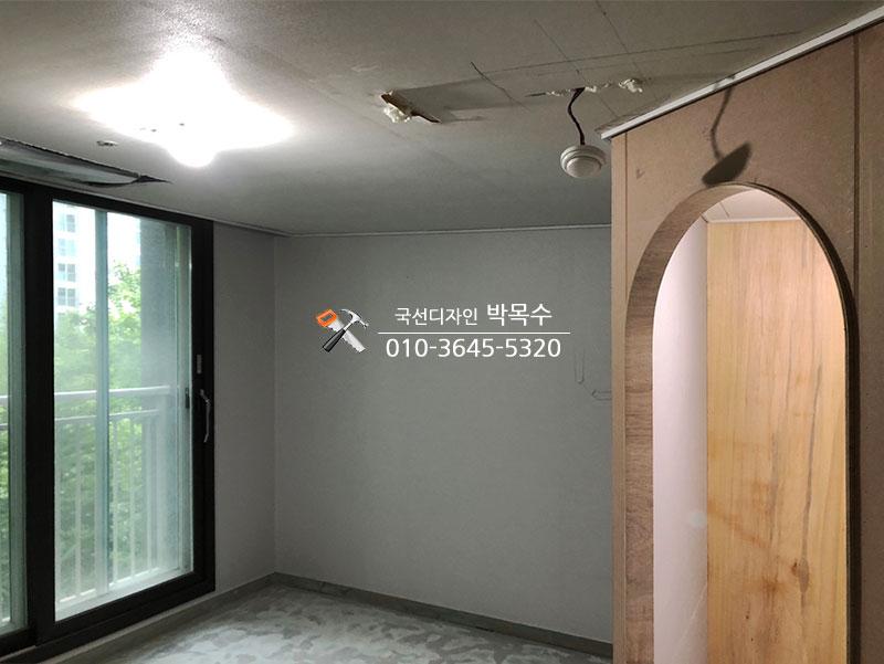 아치형 문과 슬라이딩 창호가 있는 방