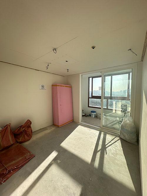 9미리 문선 리폼과 함께 교체된 깔끔한 방문들