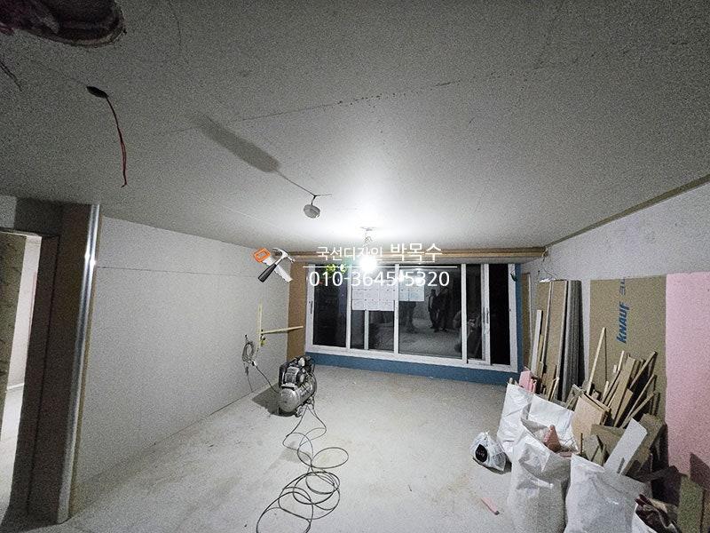 도어 설치 후 마감 전 상태의 빈 방
