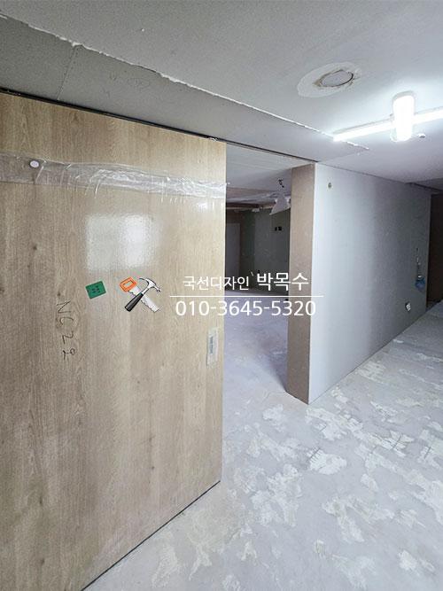 벽면 마감 전 단계의 복도 공간