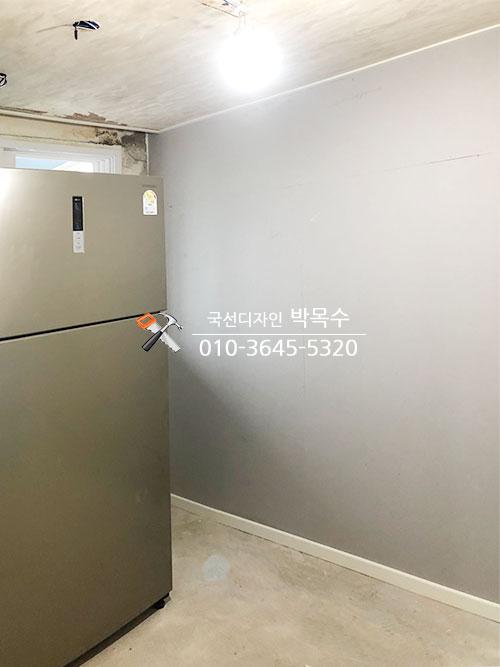 냉장고가 배치된 공간의 천장 정리 상태