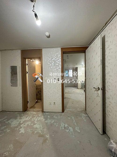 꼼꼼한 면 정리가 진행되던 통로