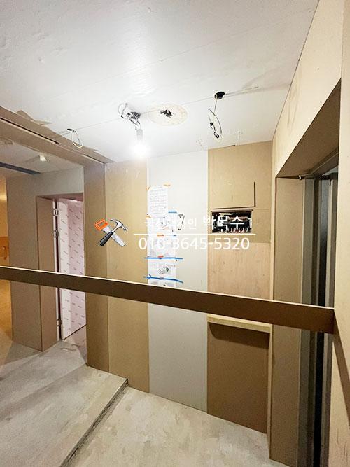 벽면 보드 작업이 진행 중인 복도
