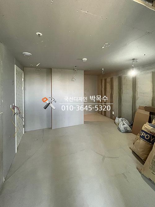 조명 구멍과 전선이 노출된 마감 전 공간