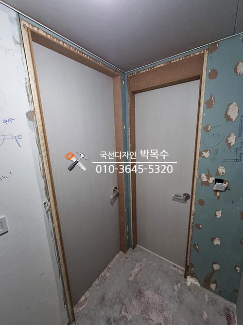 문틀이 설치된 벽면의 석고 작업 전 모습