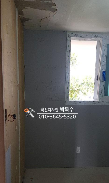 회색 마감 처리된 벽면과 창호