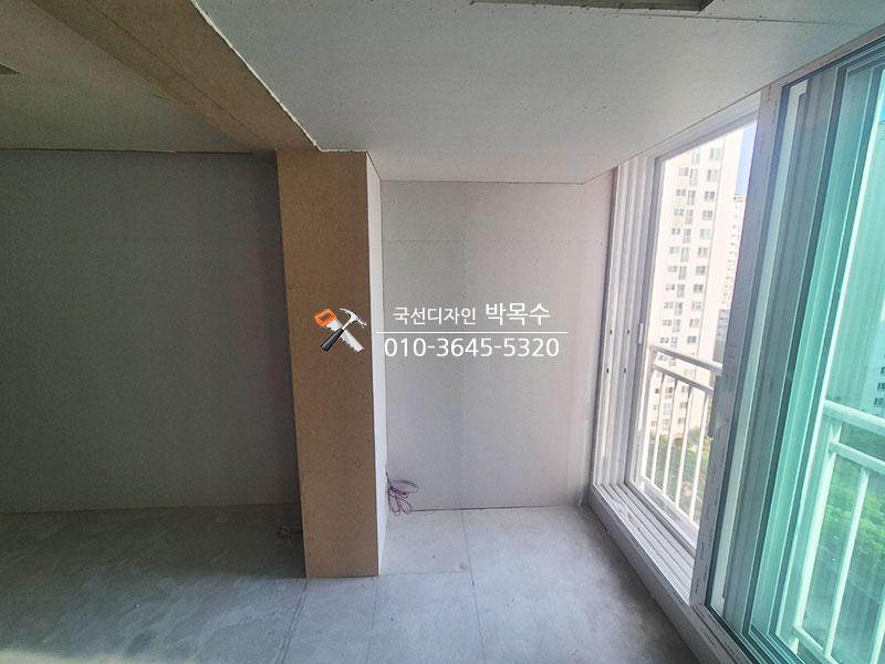 흰색 프레임 창호와 벽면이 만나는 발코니 근접샷