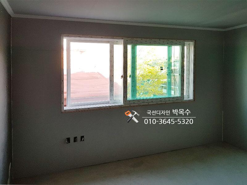전기 소켓이 설치된 흰색 벽면