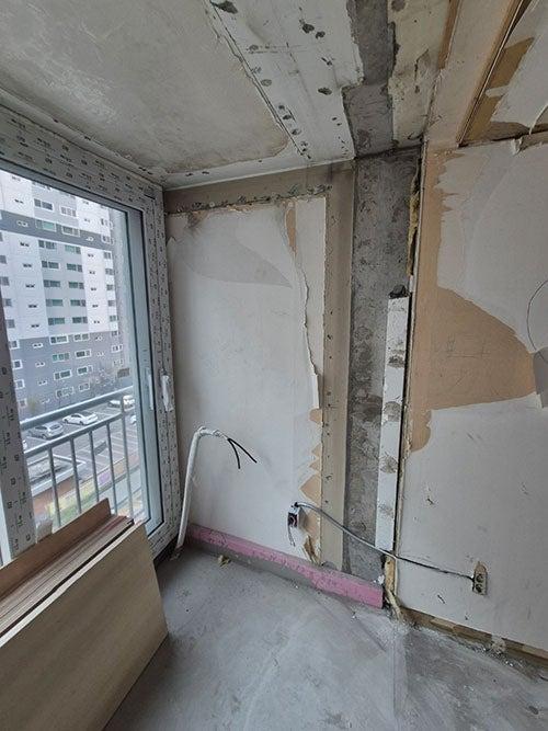 공간 분리를 위해 가벽을 세우는 주방 공사 과정