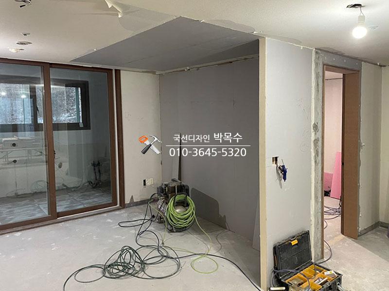 공간의 틀을 잡아가는 목공 작업 과정