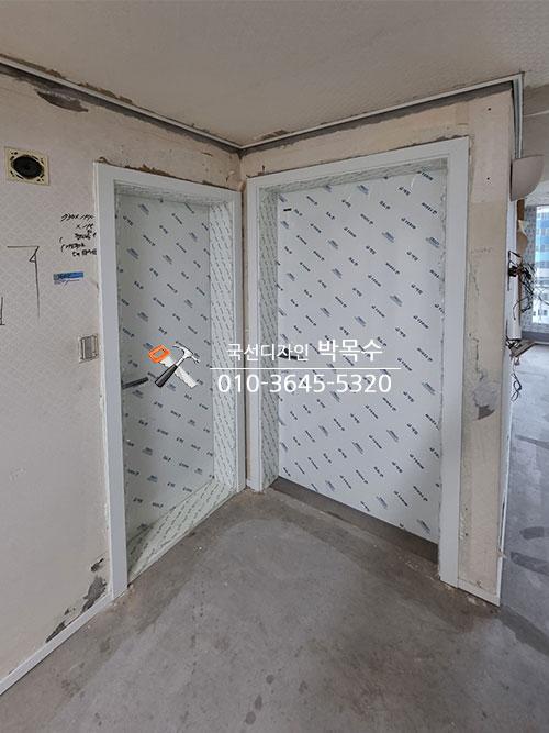 도배지가 붙은 벽면과 마감 전의 천장 접합부