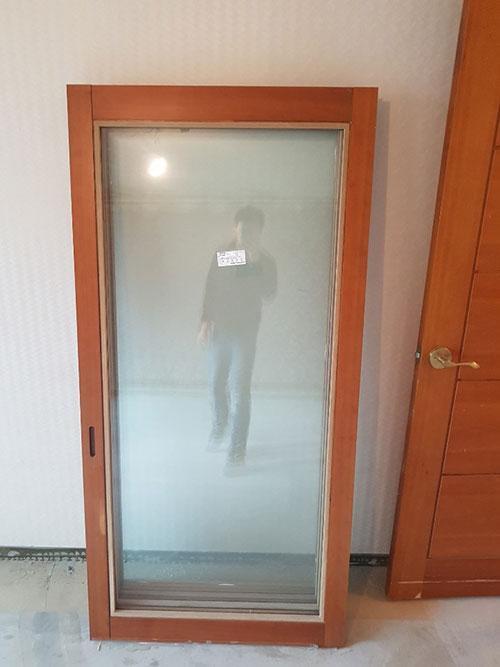 유리 패널과 프레임이 결합된 도어의 모습
