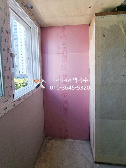 분홍색 보온재가 부착된 창호 주변 벽면