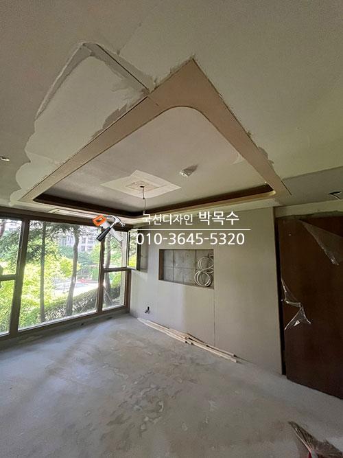 천장 라인을 잡아가는 빈 실내 공간