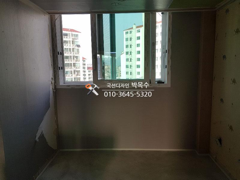 벽면 정리 후 창문이 열려 있는 텅 빈 방