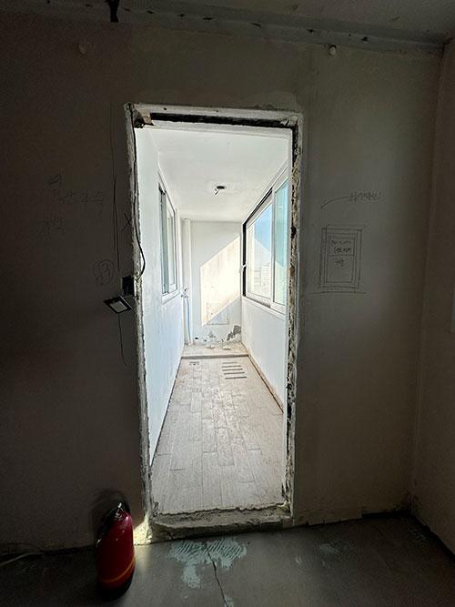 실외기실 공간 확보와 단열을 위한 발코니 공사