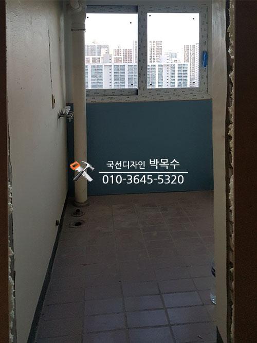 타일 바닥과 창문이 맞닿은 시공면