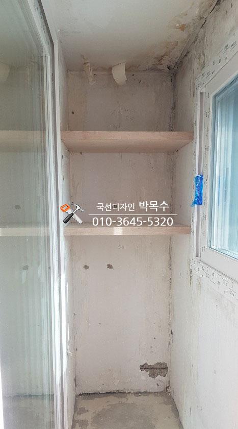 벽면 상단에 설치된 목재 선반