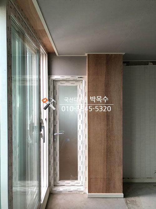 도어의 유리 패널과 프레임 상부 모습