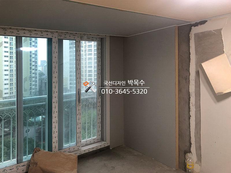 슬라이딩 창호 주변의 흰색 보드 마감 작업