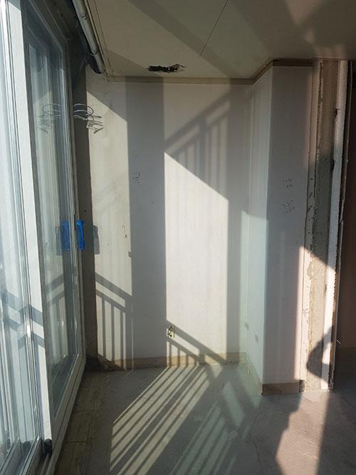 창호 주변의 단열재 충진 과정
