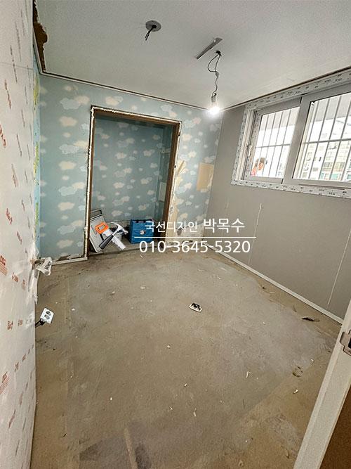 파란색 구름 패턴 벽지가 붙어 있는 방