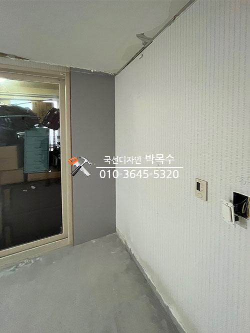도배 전 석고 마감 상태를 확인하는 복도 구간