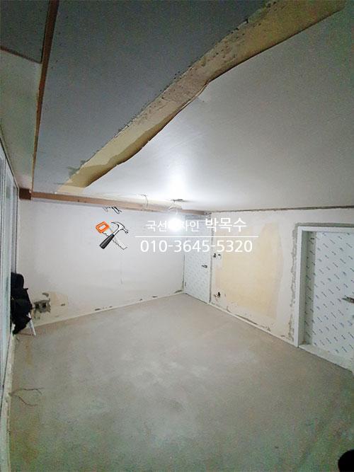 천장 구조물이 노출된 빈 방