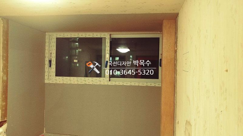 화이트 도배로 깔끔하게 마무리된 창가 주변 모습