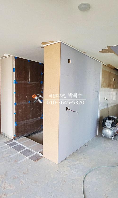 천장과 벽면 철거 후 보드를 고정한 상태