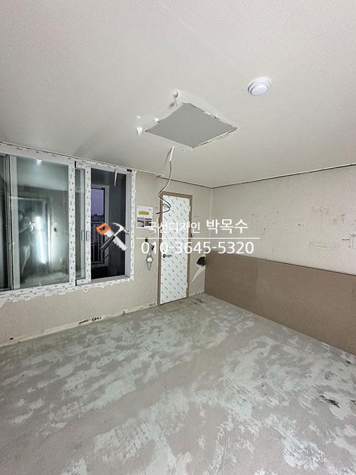 바닥 코팅 전의 빈 방 모습