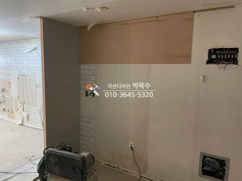 벽면 근처에서 사용 중인 목공 도구의 모습