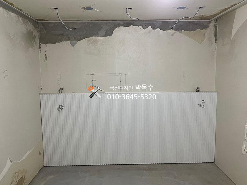 수납장이 철거된 벽면의 모습