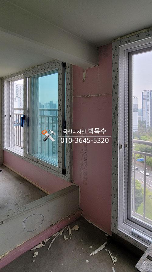분홍색 단열재가 부착되기 시작한 발코니