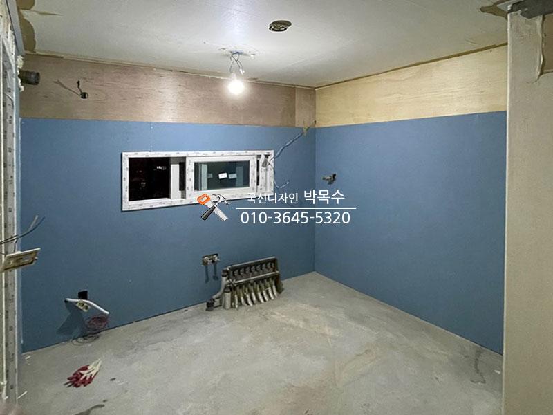 창문 주변의 마감재 설치 과정