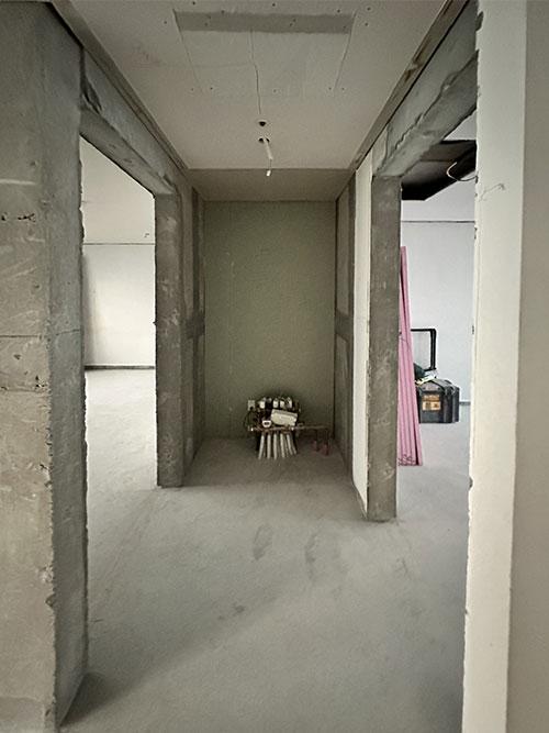 콘크리트 벽과 바닥이 노출된 복도 공간