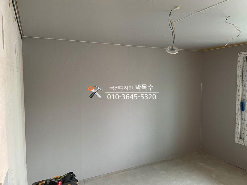 측정용 규칙이 부착된 벽면과 노출 전선