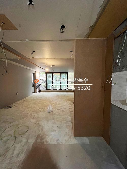 우드톤 바닥과 수납장이 배치된 공간