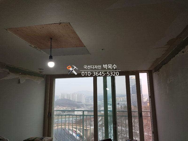 천장에 목재 보드가 부착된 공사 현장