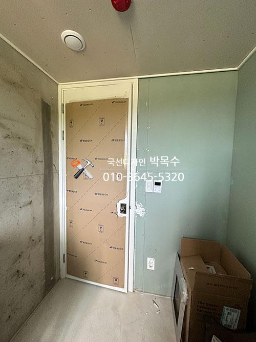 콘크리트 벽과 공기 순환기가 보이는 현관 기초 작업